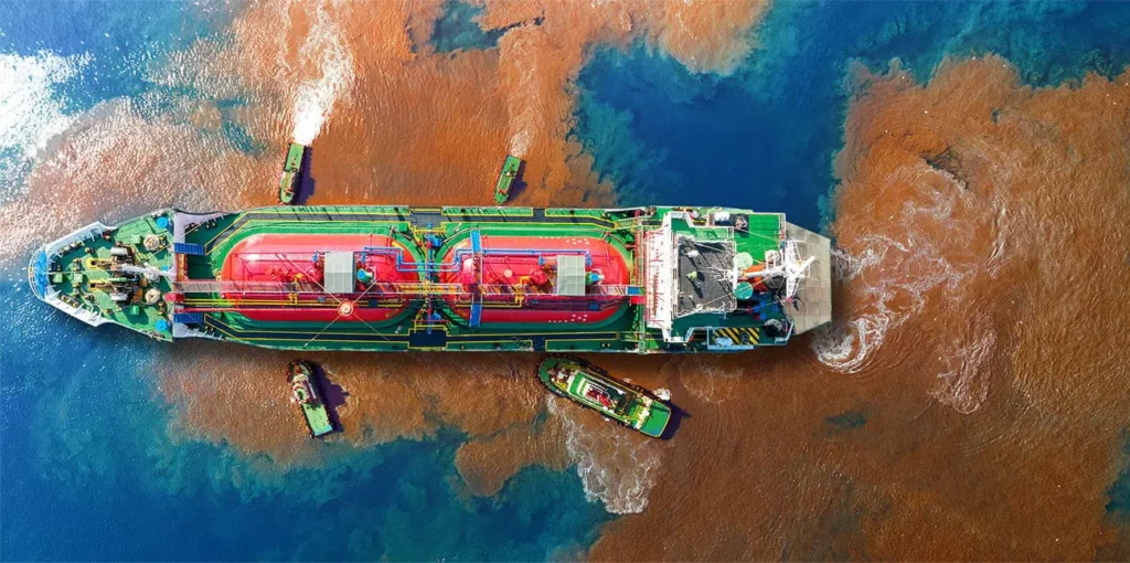 Lutte Contre les Marées Noires : Comment AQUAQUICK 2000 Améliore le Nettoyage du Pétrole
