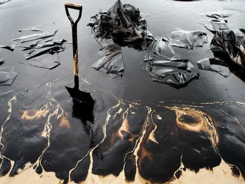 Comprendre la Décomposition des Déversements de Pétrole et les Solutions Efficaces d’AQUAQUICK 2000