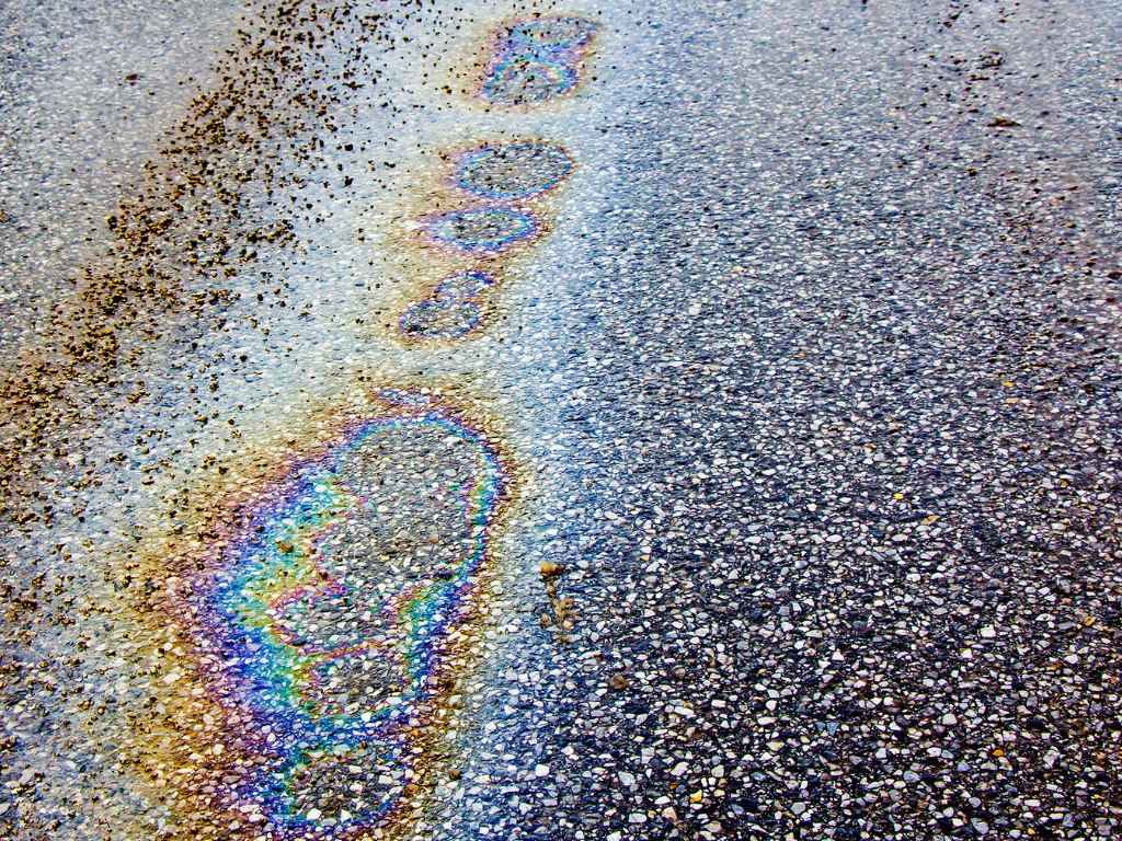 Comment nettoyer les déversements d’hydrocarbures sur les routes ?