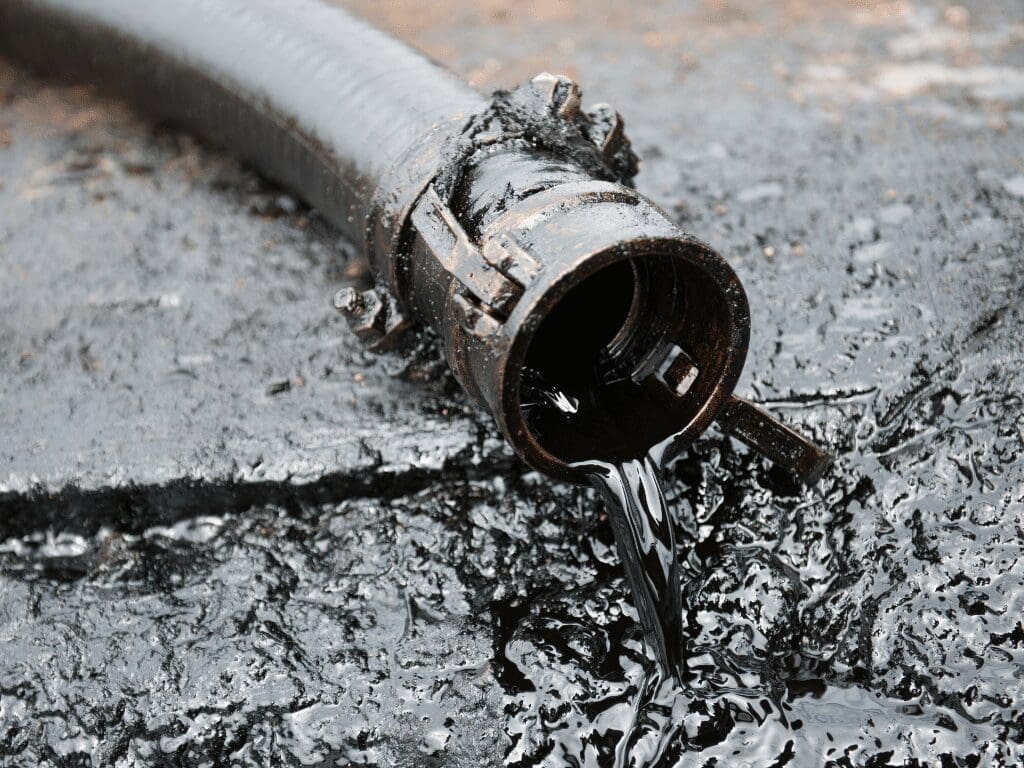 Comment Contrôler les Déversements d'Hydrocarbures avec des Dispersants: Avantages et Inconvénients